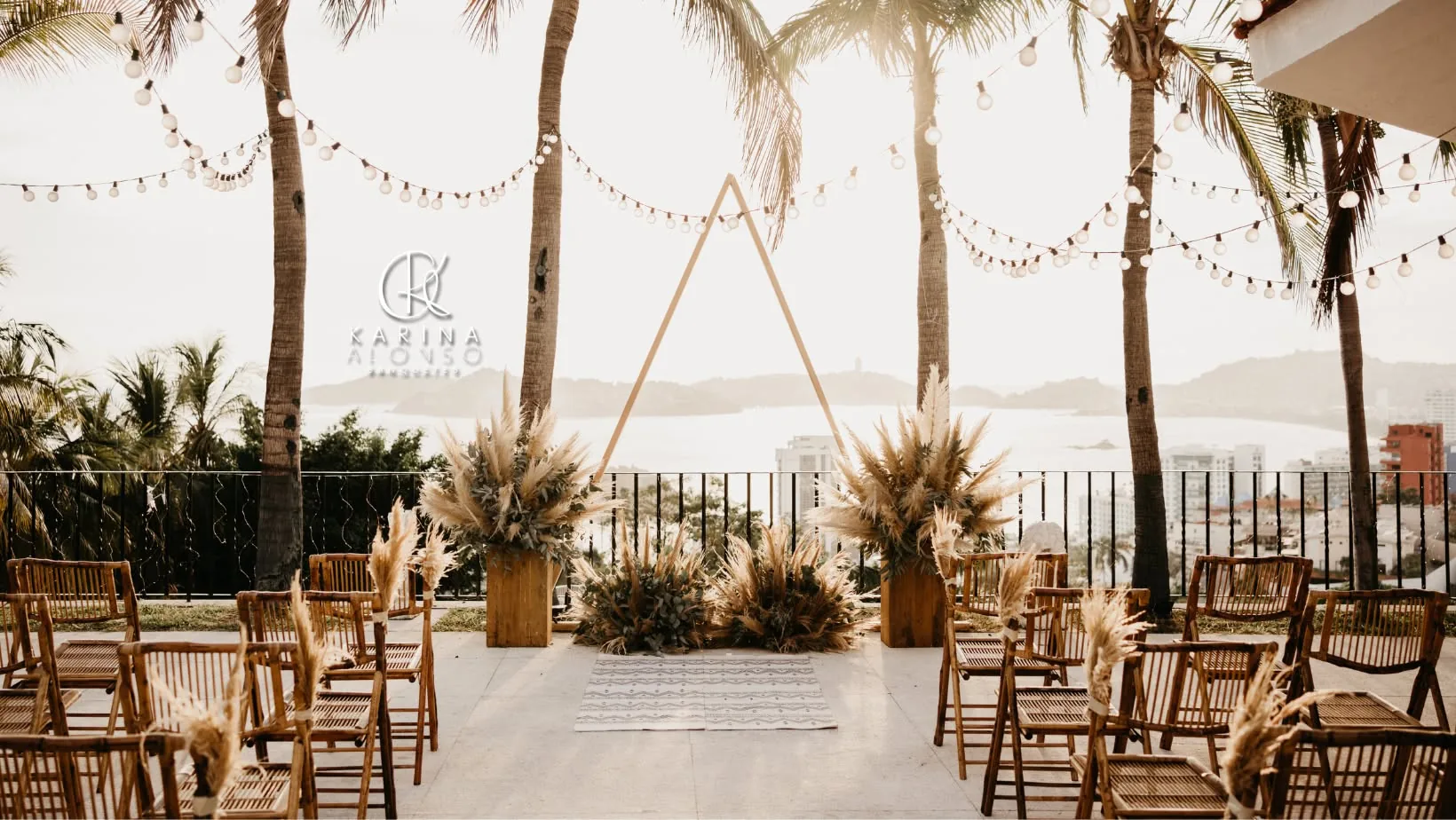 Ceremonia de boda con vista a la bahía